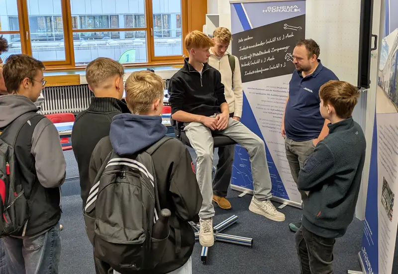 Messestand auf der Schüler informieren sich Azubi-Messe der Justus von Liebig Schulen in Heufeld am Messestnd der Schema Hydraulik